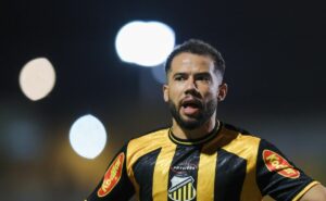 rodrigo soares, lateral do novorizontino, fala sobre o santos: "jogo diferente"