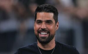 volante do brasileirão é oferecido ao corinthians e contratação depende de antónio oliveira