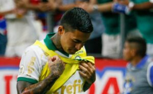 abel coloca dudu e estevão apenas no segundo tempo e revolta torcedores em derrota