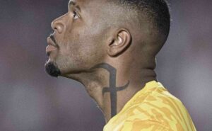 carlos miguel é titular, faz grande jogo contra atlético go, mas torcida do corinthians se revolta 