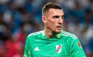 corinthians oferece r$ 11 milhões em salários para armani e goleiro decide ficar no river plate