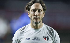 zubeldía é alvo de críticas por parte da torcida: "errou mais uma vez"