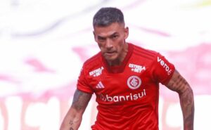 aránguiz vira desfalque na copa sul americana e inter expõe preocupação com volante; entenda