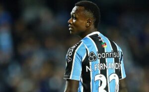 nathan fernandes tem náuseas e deixa campo mais cedo em grêmio x huachipato