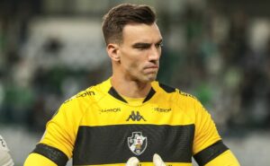 léo jardim vê evolução no vasco mesmo com sequência negativa: "valorizar o que teve de positivo”