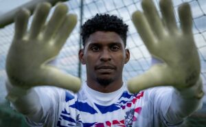 hugo souza no santos: marcelo teixeira decide contrato do goleiro para ganhar r$ 1 milhão