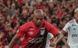 fernandinho, do athletico, critica arbitragem contra o flamengo: "algumas decisões deixam a desejar"