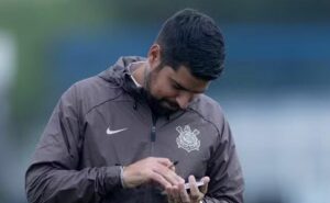 corinthians de antónio oliveira é avaliado de duas formas internamente e uma pesa mais a favor; entenda