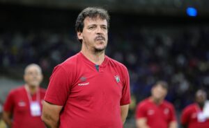 torcedores do fluminense pedem saída de fernando diniz