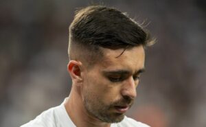 corinthians joga mal no primeiro tempo, perde para o internacional e segue no z 4; confira as notas