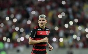 reapresentação do flamengo conta com a presença de ayrton lucas