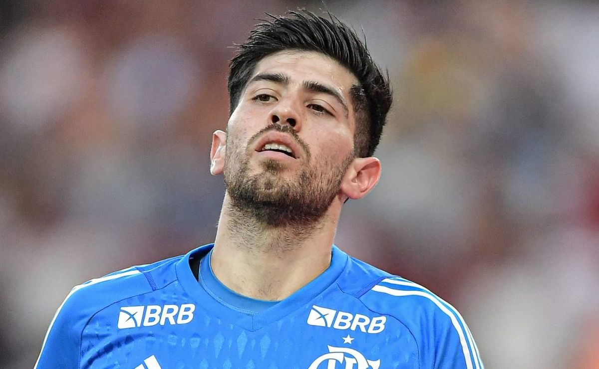 flamengo aceita liberar goleiro para rival e mantém apenas rossi e matheus cunha como opções