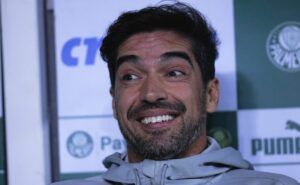 abel ferreira aborda vendas no palmeiras e surpreende com brincadeira: “vou jogar como centroavante”
