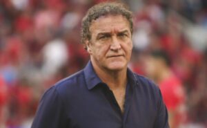 cuca no santos tem decisão exposta e treinador prefere voltar ao corinthians