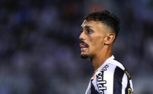 atitude de pituca irrita torcida do santos: "isso é bronca na base"