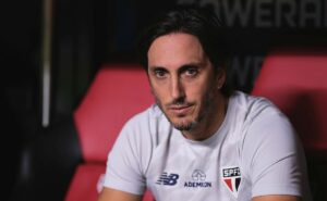 zubeldía decide repetir escalação titular do são paulo para jogo contra o bahia