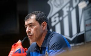 torcida do santos faz questionamento para marcelo teixeira sobre reunião com carille