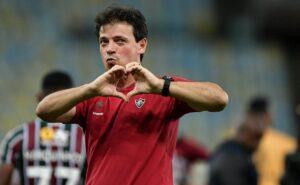 conversa séria: diniz é visto conversando com john kennedy em restaurante