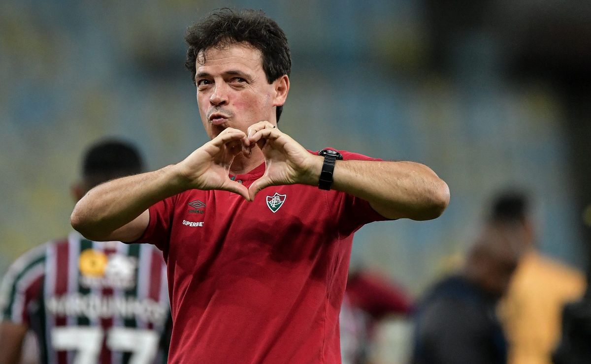 conversa séria: diniz é visto conversando com john kennedy em restaurante