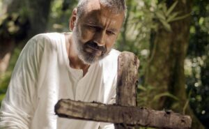 desconfiado, zé inocêncio tenta enganar a morte em "renascer" com estratégia inusitada