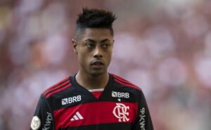 renata ruel concorda com pênalti em bruno henrique no fla flu: "isso derruba o atacante"