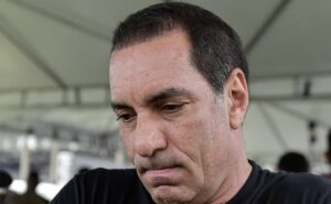 edmundo se manifesta sobre protesto da torcida do vasco contra rayan: "é o menos culpado"