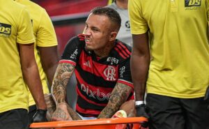 flamengo confirma lesão no quadril e volta de everton cebolinha preocupa; prazo é, no mínimo, três semanas