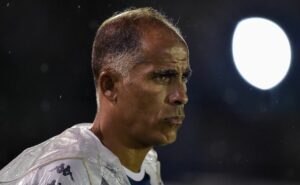 felipe maestro faz exigência a Álvaro pacheco envolvendo esquema tático do vasco