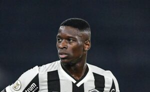 torcida do botafogo critica luiz henrique e pede atacante no banco: "precisa sair"