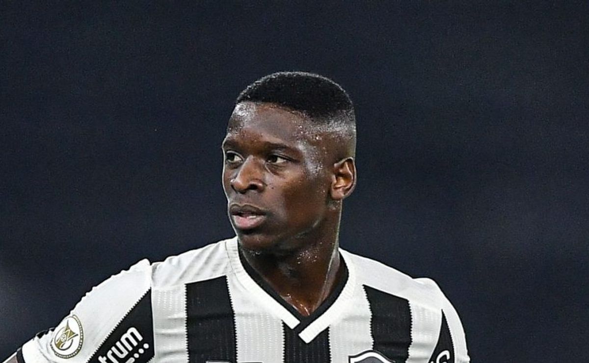 torcida do botafogo critica luiz henrique e pede atacante no banco: "precisa sair"