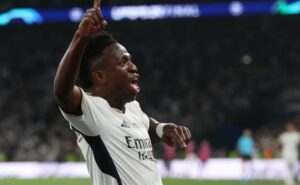 vini jr. é o jogador mais novo a anotar dois gols em finais da champions