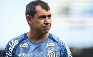 já está na vila: atacante acerta retorno ao santos e carille é comunicado