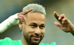 neymar posta foto com camisa do flamengo e gabigol responde: "combinou muito"