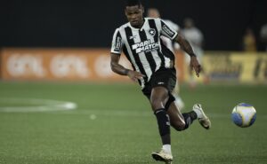 júnior santos faz gol da vitória do botafogo e dedica a mulher e tiquinho