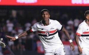 alisson fica suspenso no são paulo e arboleda é criticado: “um dos piores”