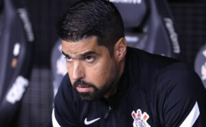 antónio oliveira perde apoio de diretoria e jogadores do corinthians e abre espaço para carille