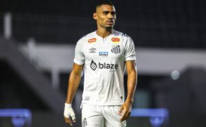 carille barra joaquim e +1 e faz testes no santos antes de enfrentar a chapecoense