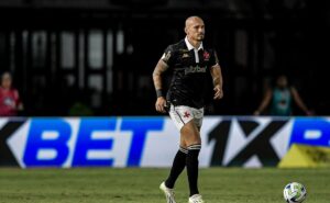 maicon é vaiado pelo torcedor do vasco em jogo contra o são paulo