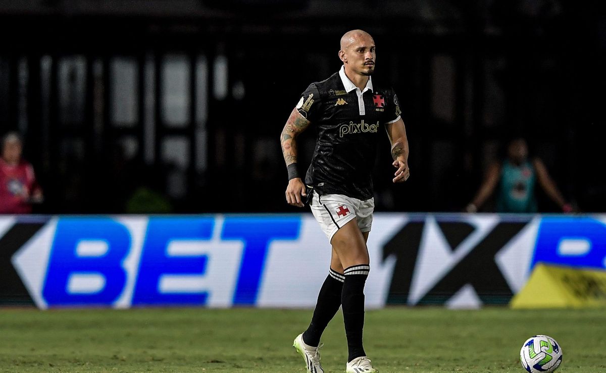 maicon é vaiado pelo torcedor do vasco em jogo contra o são paulo