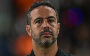 botafogo joga mal, bastos marca no último minuto e deixa alvinegro na liderança do brasileirão