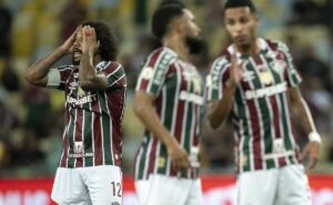 fluminense sofre derrota para vitória no fim do jogo e continua na lanterna do brasileirão;veja atuações