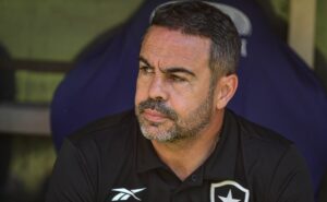 artur jorge mantém cautela sobre liderança do botafogo no brasileiro: “não significa nada”