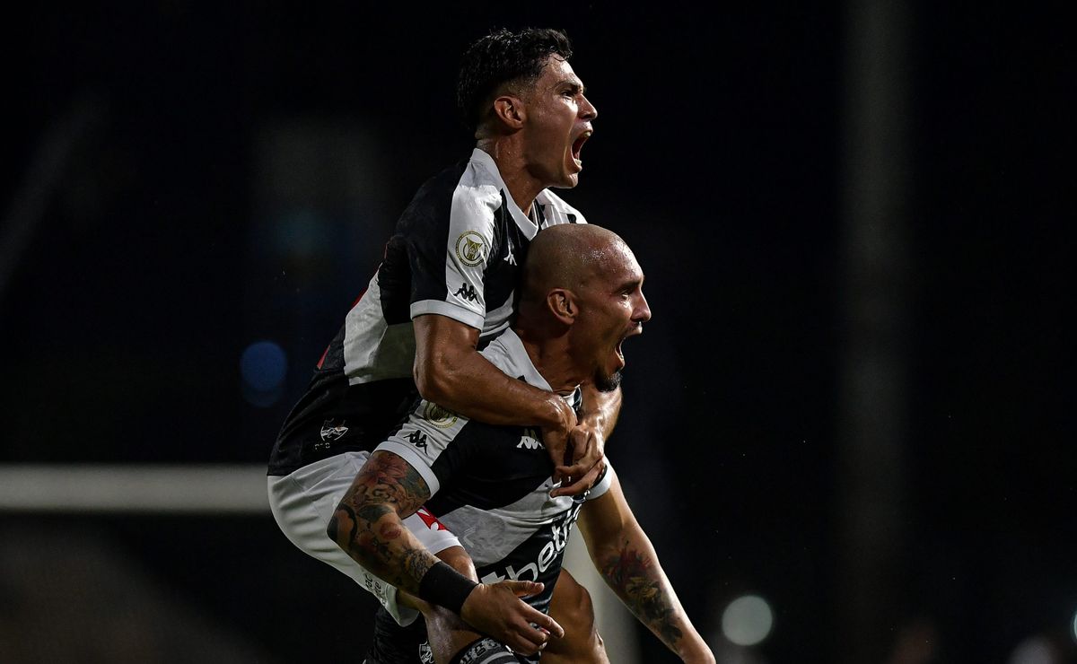 Álvaro pacheco é criticado por manter galdames no vasco e torcida reclama: "faz mal para a saúde"