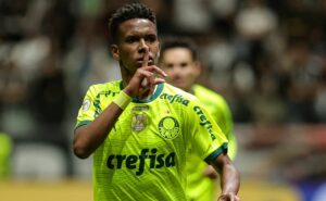 estevão recebe cartão amarelo durante comemoração e torcida do palmeiras critica a punição