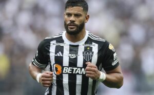 atacante deixa o flamengo e está perto de assinar com atlético mg de hulk 