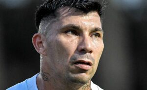 futuro de medel no vasco gera indefinição e diretoria resolve seguir negociando