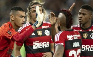 santos muda de ideia e decide contratar goleiro santos, ex flamengo e atualmente no fortaleza