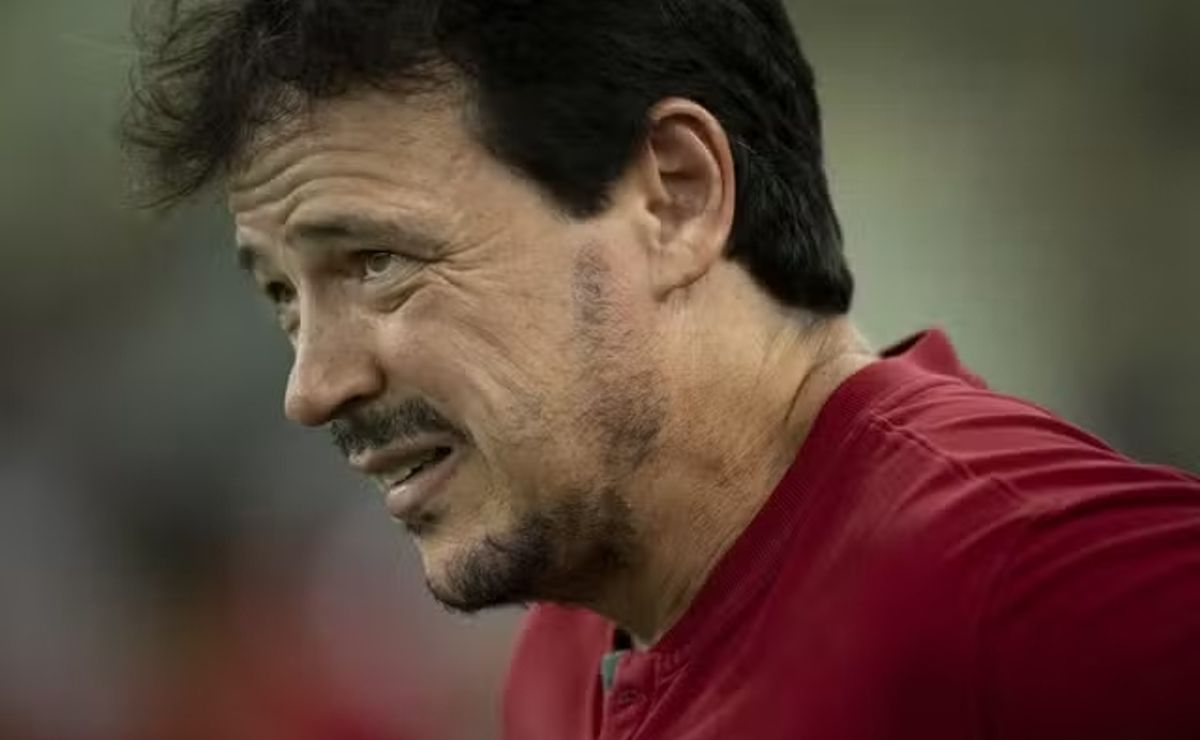 torcedores do fluminense vão a sede do clube e picham muros das laranjeiras: "vai virar o inferno"