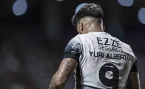 yuri alberto leva terceiro cartão amarelo e desfalca corinthians contra athletico 
