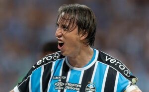 quase 2 meses sem jogar: geromel deve substituir kannemann em confronto contra o botafogo